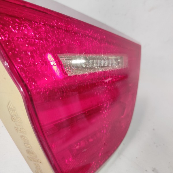 Lanterna Esquerda Tampa Porta Mala Bmw 320 E90 09 12 Detalhe